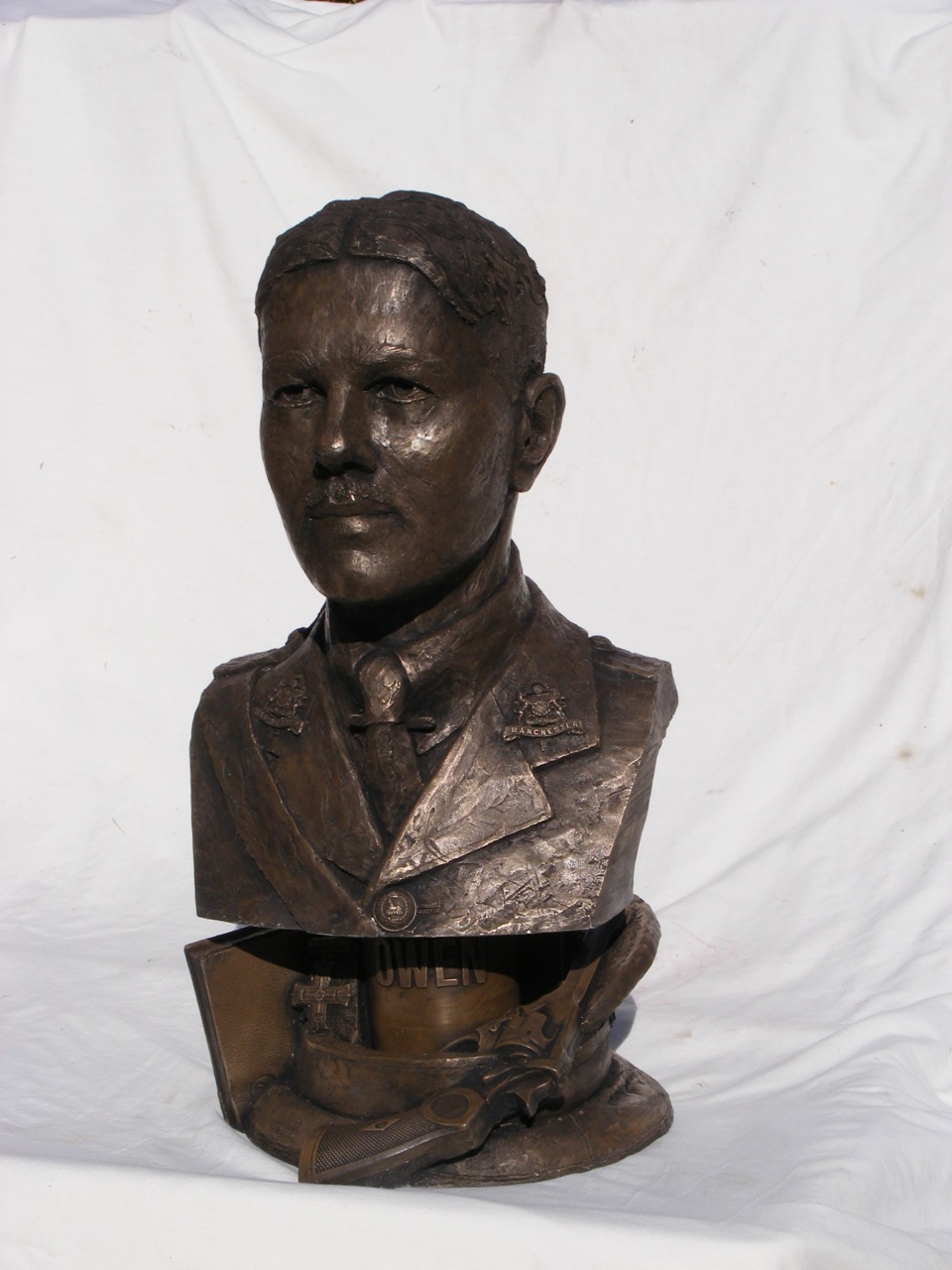 Image of a sculpture of Wilfred Owen